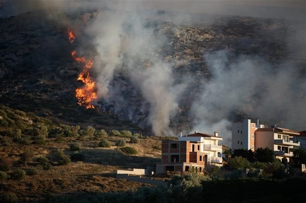 Ξέσπασε πυρκαγιά στο άλσος Βεΐκου